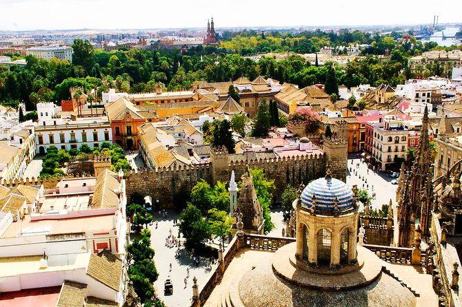 Alcazar & Cathedral of Seville Exclusive Group, max. 9 travelers - Cathedral of Seville: five naves, chapels galore, and Columbus symbolism
