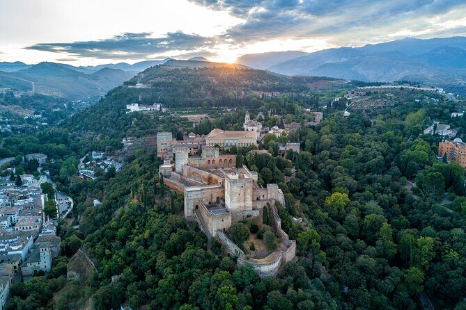 Alhambra&Generalife, Albaicín & Sacromonte Private Tour - Generalife Gardens: The Calm Counterpoint to Palace Rooms