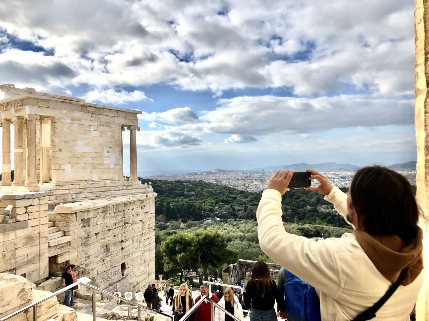 Athens:Acropolis - Historical Center Walking Tour in Spanish - Spanish guide + headphones: why this format works on the ground