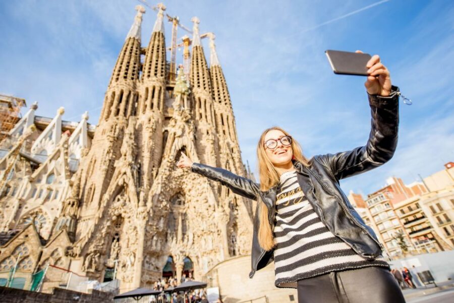 Barcelona: Foodie Walking Tour with Sagrada Familia Tickets - Price and value check: what $224 really covers