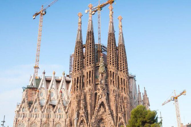 Barcelona: Highlights of Sagrada Familia Max 6 People Guided Tour - Meeting at Av. de Gaudí and settling in fast