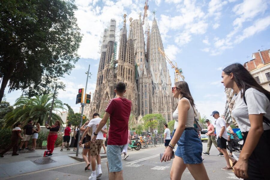Barcelona: Park Güell & Sagrada Familia Guided Tour - What you’re really buying: skip-the-line plus two Gaudí “brains”