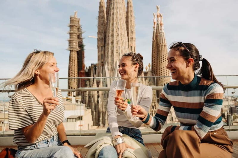Barcelona: Sagrada Familia Evening Tour with Cava - Skip-the-line timing: how you avoid the worst crowd crush