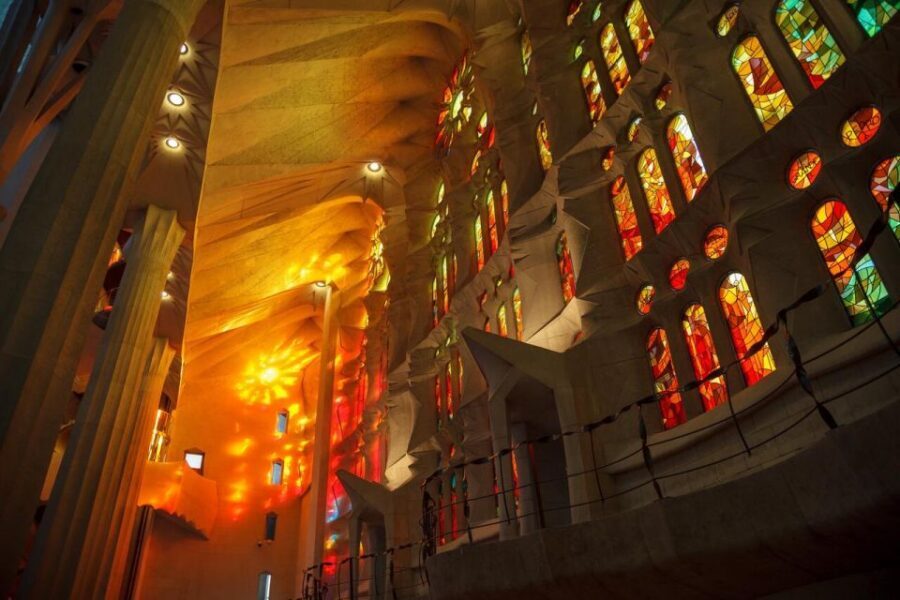 Barcelona: Sagrada Familia Skip-the-Line Guided Tour - Where the tour meets (and why 15 minutes matters)