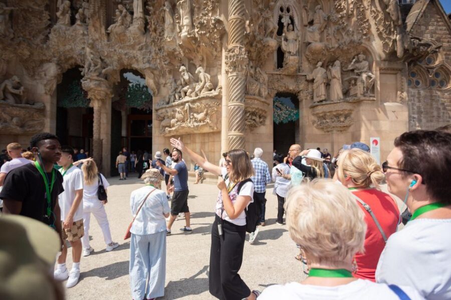 Barcelona: Sagrada Familia Small Group Guided Tour - Examples of Guides You Might Encounter (and Why It Matters)
