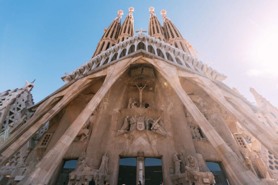 Barcelona: Sagrada Familia Small Group Guided Tour - Your 75 Minutes with an Official Catalonia Guide