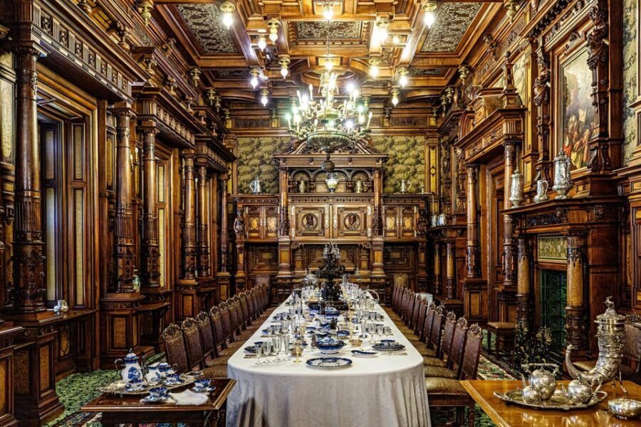 Bucharest : Peles Castle, Dracula's Castle & Brasov Day Trip - Brasov’s Medieval Center: Black Church, Council Square, and Real Walking Time