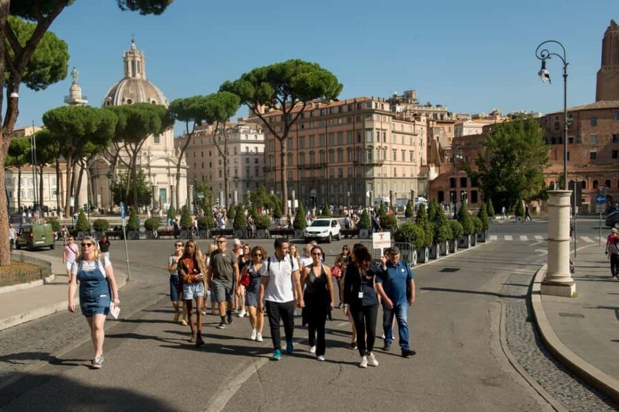 Colosseum & Roman Forum Semi-Private Guided Tour - First Stop: Piazza Venezia and a Calm Start to the Big Ruins