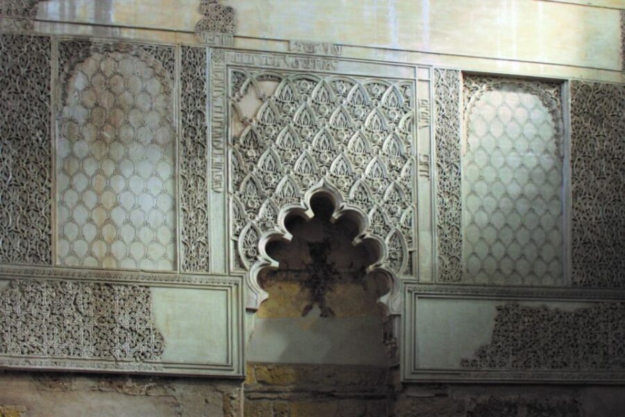 Córdoba: Alcázar and Jewish Quarter 2-Hour Guided Tour - Averroes Statue to Jewish Quarter streets: where the tour starts working