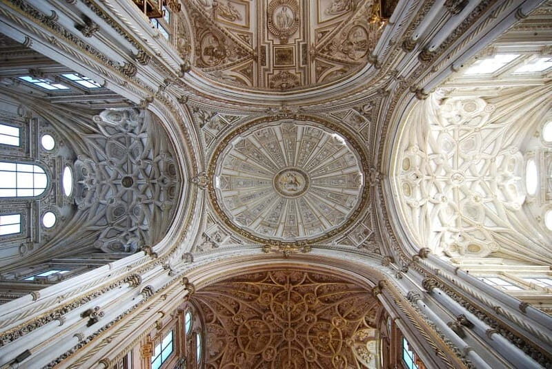 Córdoba: Mosque-Cathedral, Jewish Quarter and Alcázar Tour - Stop 2: Judería de Córdoba—medieval streets and Maimonides in bronze