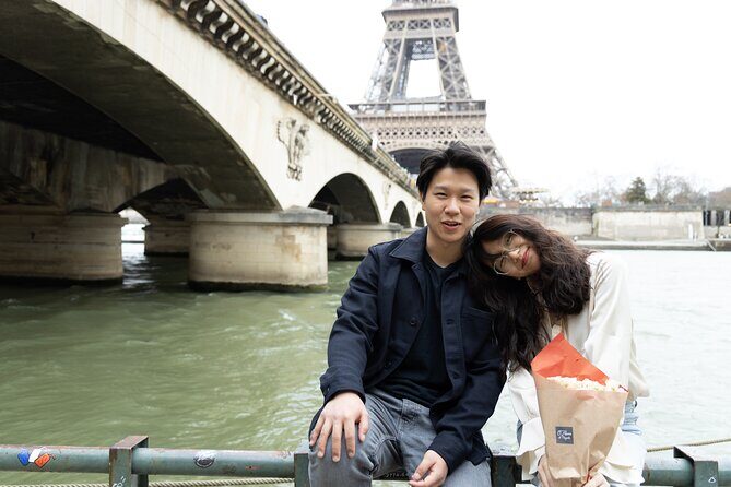 Eiffel and La Seine Photo Shoot - Paris Photographer - The Eiffel avenue viewpoint: more variety in the same short session