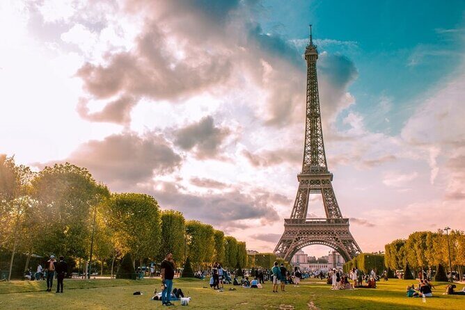 Eiffel Tower Access to 2nd Floor and Summit by Lift - English host help: what you get before the handoff