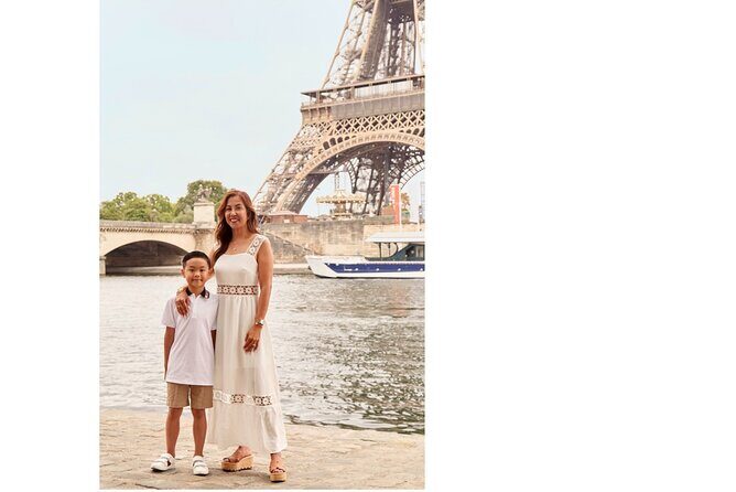 Eiffel Tower Private Photo Shoot - 30-Minute Eiffel Tower Sessions: 20 Edited Photos Without the Waste