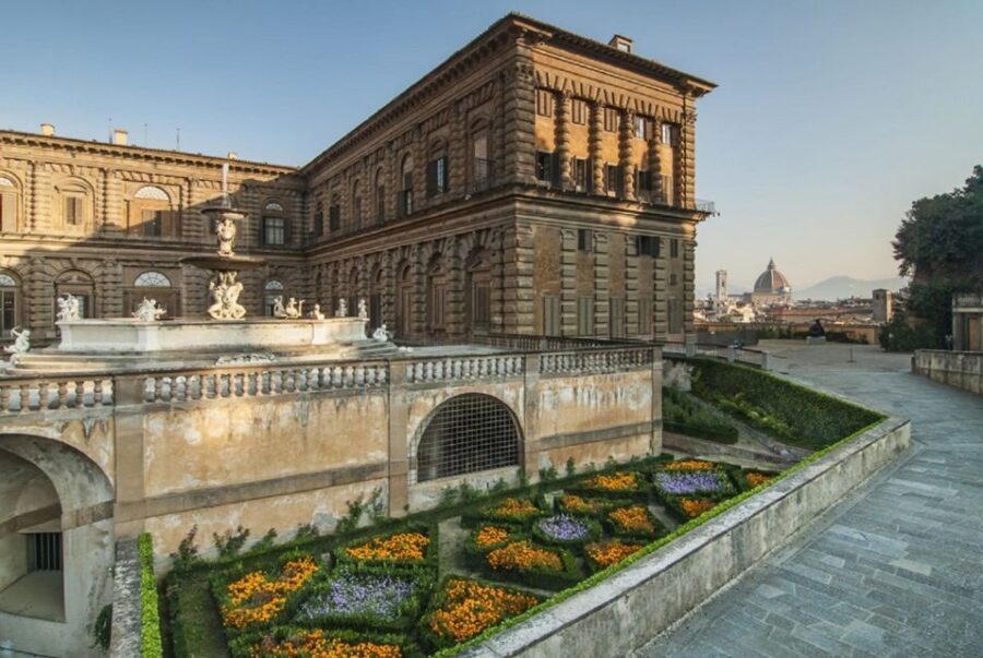Florence: Walking Tour, Accademia Gallery & Uffizi Gallery - Pacing and group size: the small-group advantage (and the trade-off)