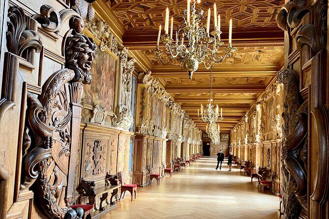 Fontainebleau, Versailles, Trianon Small group from Paris - The drive to Versailles: history talk that makes the route easier