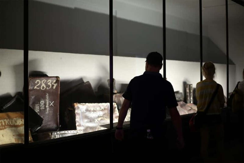 From Krakow: Auschwitz Museum and Wieliczka Salt Mine Tour - Using the short break wisely between Auschwitz parts
