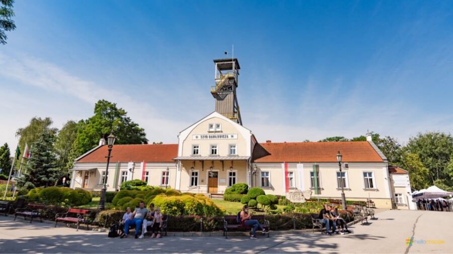 From Krakow: Guided Tour in Wieliczka Salt Mine - What the 14°C air and 800 steps feel like