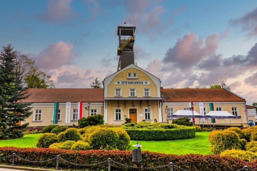 From Krakow: Wieliczka Salt Mine Guided Tour - A 3-kilometer route through 20 chambers and salt artistry