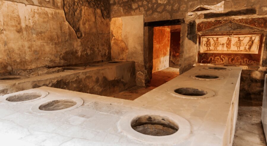 From Rome: Pompeii and Herculaneum Tour w/ High-speed Train - The included lunch: Neapolitan pizza in a historic-feeling stop