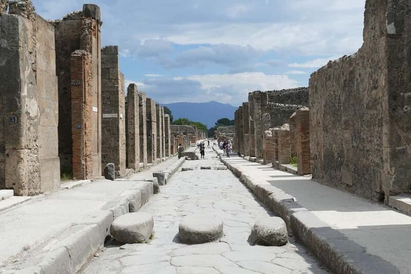 From Rome: Pompeii and Vesuvio Guided Day Trip with Lunch - Lunch in Campania: pizza plus dessert, and the reality of a “light lunch”