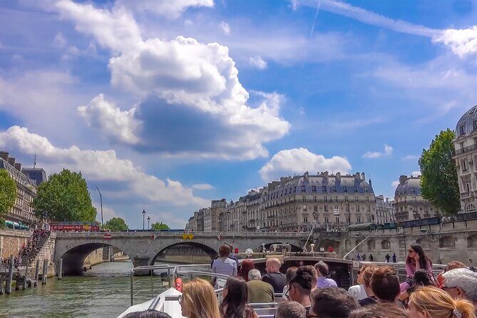 Full Day Paris City Pass: 50 Museums, Unlimited Hop On/Off Cruise - The guide factor: when narration turns a route into a story
