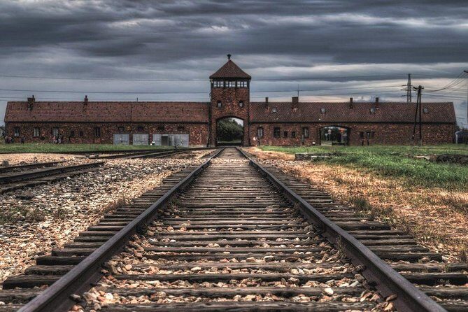 Full-Day Tour of Auschwitz and Wieliczka Salt Mine from Krakow - Comfort Notes: Group Size, Timing, and What Crowds Can Do