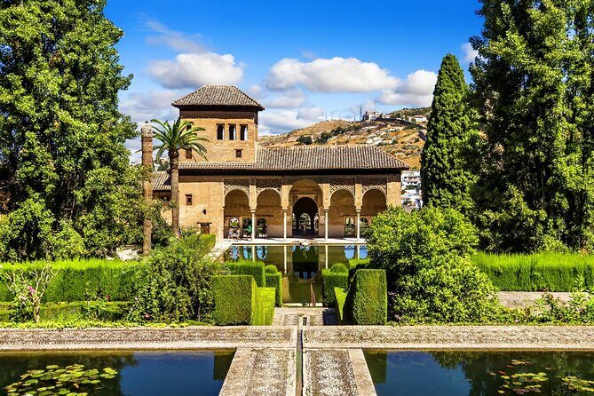 Granada: Alhambra Guided Tour including Nasrid Palaces - Skipping the Wrong Kind of Time Waste
