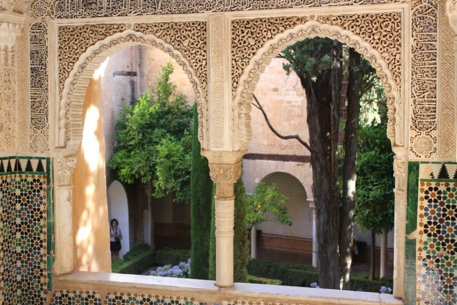 Granada: Alhambra Regular Tour - Palace of Charles V: a short visit that breaks up the route