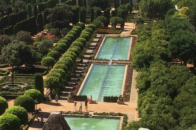 Guided tour of the Alcazar de los Reyes Cristianos in Spanish - Courtyards and Light: How the Guide Helps You See the Building