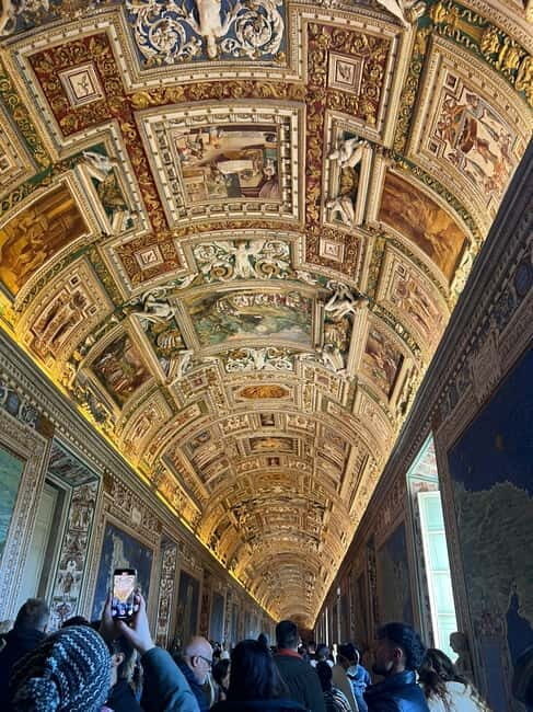 Guided Tour Vatican Museums & Sistine Chapel - Michelangelo and Raphael: what a guide actually helps you see