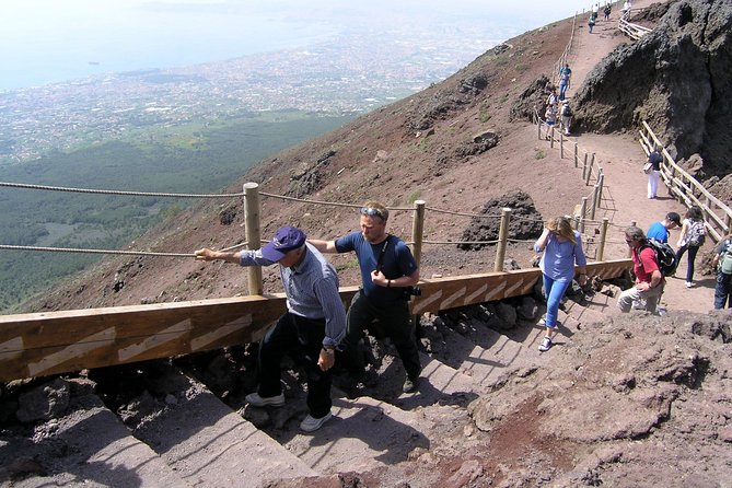 Half-Day Trip to Mt. Vesuvius from Naples - The volcanologist part: what to expect when the guide is there