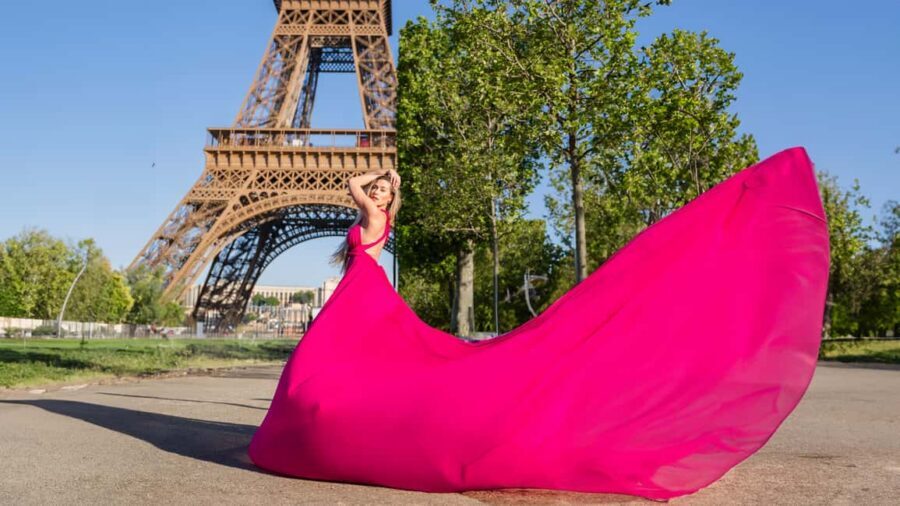 Paris: Eiffel Tower Flying-Dress Photoshoot jonadress - Pont d’Iéna meeting point: fast start, zero wandering