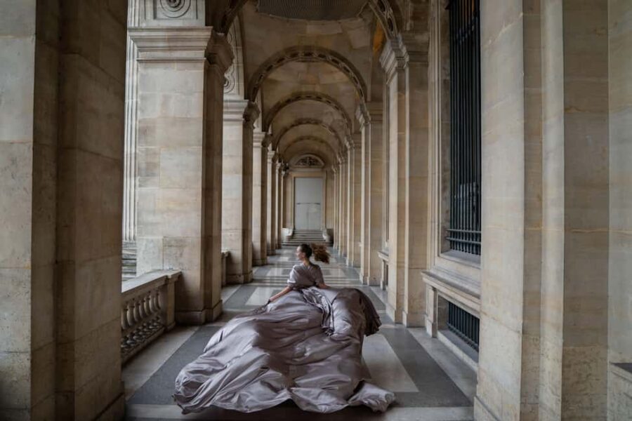 Paris: Eiffel Tower Flying-Dress Photoshoot jonadress - Price and logistics: who this $330 per group works for