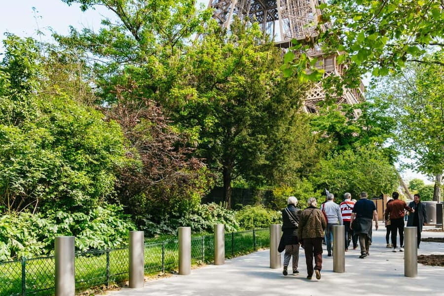 Paris: Eiffel Tower Fully Guided Tour with Summit Option - Practical tips: what to wear and what to expect at the deck