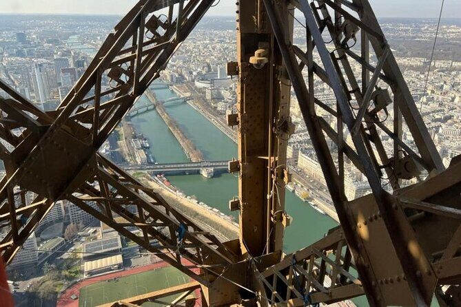 Paris: Eiffel Tower Summit Small-Group Guided Tour Max 6 People - Unlimited summit time: how to use it without rushing your photos