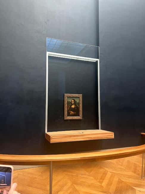 Paris: Guided tour in PORTUGUESE at the Louvre-semi-private - Versailles-inspired splendor: royal jewelry and palace-style galleries