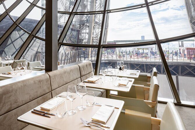 Paris Late Dinner at Eiffel Tower's Madame Brasserie Restaurant - Views and seat reality: how to get the Eiffel Tower photo you want