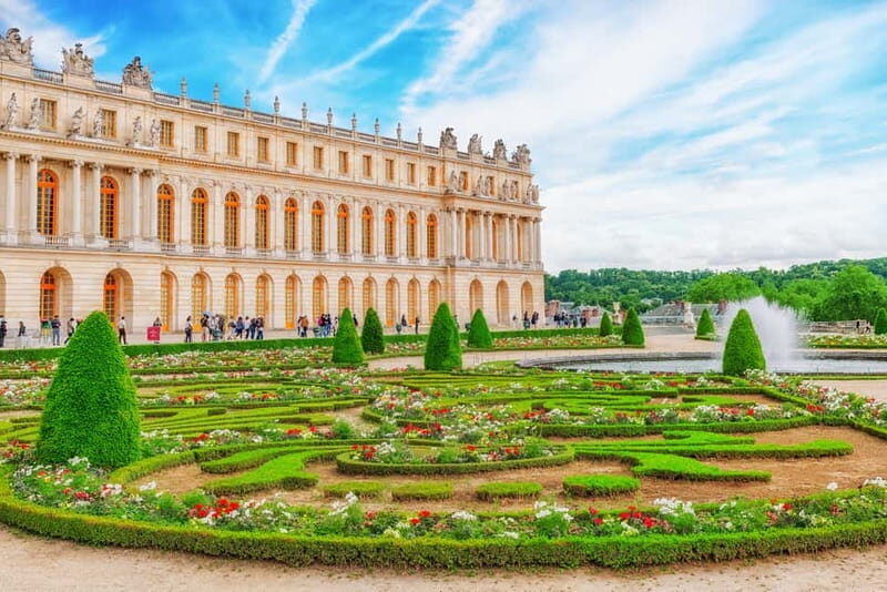 Paris: Palace of Versailles Guided Tour with Bus Transfers - The palace tour: how you actually see Versailles