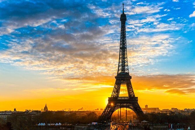 Paris Private Tour: Highlights, Top Quarters & Eiffel Tower - Key things that make this tour work