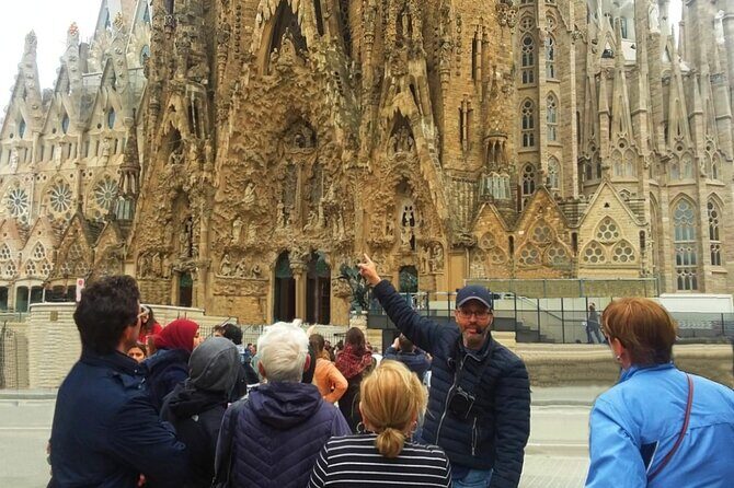 Park Guell and Sagrada Familia Private Tour with Hotel pick-up - Staying Calm With Hotel Pickup, Mobile Tickets, and the 9:00 Start