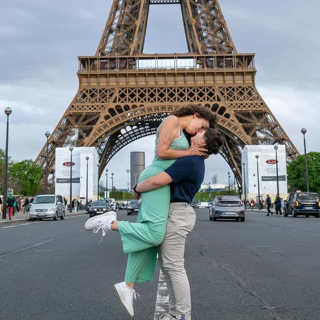 Photo session for couples with flowers around Eiffel tower - The Eiffel Tower in the Background: Getting the Framing Right