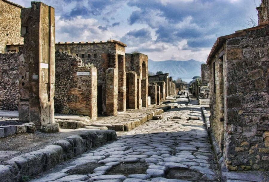 Pompeii: 2H group guided tour with a certified guide - Price and booking fairness: weighing the good reviews against the hiccup