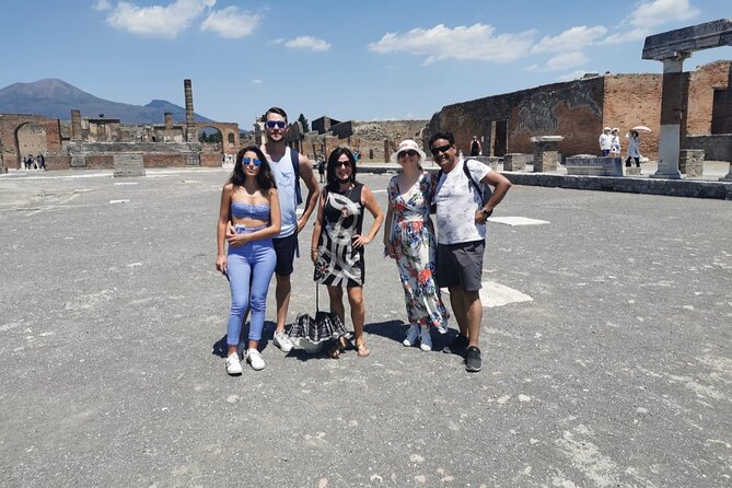Pompeii and Sorrento Day Trip from Naples - Walking Sorrento’s Old Streets: Shops, Workshops, and Villa Comunale