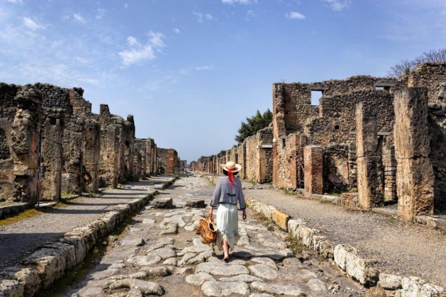 Pompeii Guided Tour with Archaeologist - Understanding the 79 A.D. eruption: guided context on-site