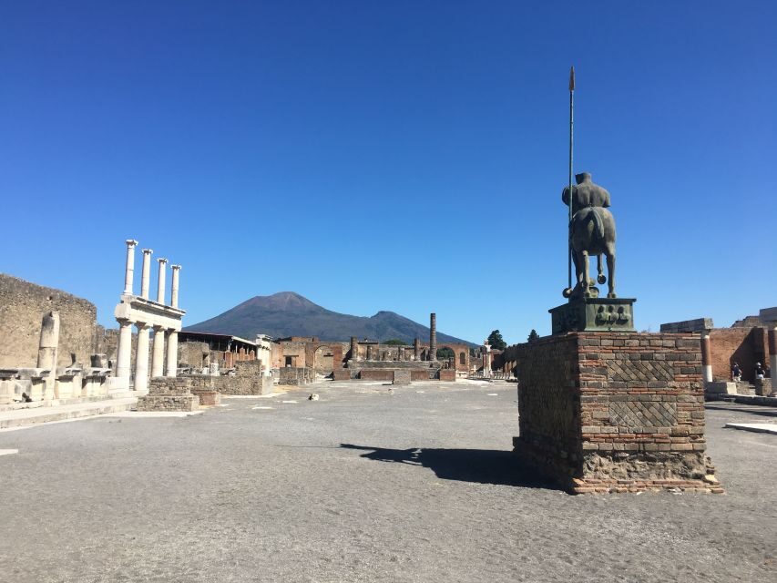 Pompeii: Guided Tour with Archaeologist with max. 12 People - Shops, bakeries, and street life: Pompeii as a city, not a postcard