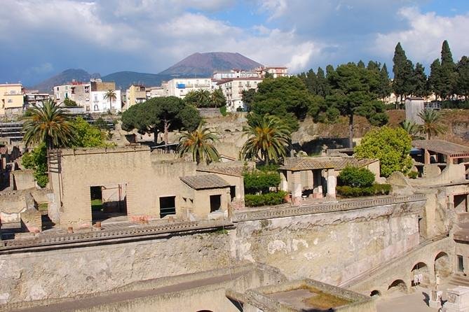 Pompeii & Herculaneum Day Trip from Naples with Lunch - Herculaneum at Parco Acheologico di Ercolano: Better Preserved, Different Feels
