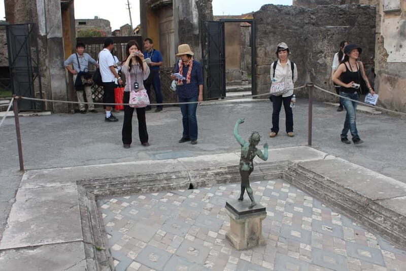Pompeii: Skip-the-Line Guided Archaeological Discovery Tour - Piazza Esedra start: finding the Vox Kiosk in Campania