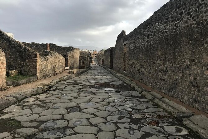 Pompeii Small Group Guided Tour with Skip-the-line Admission - Two hours in Pompeii: how this tour keeps it worth the money