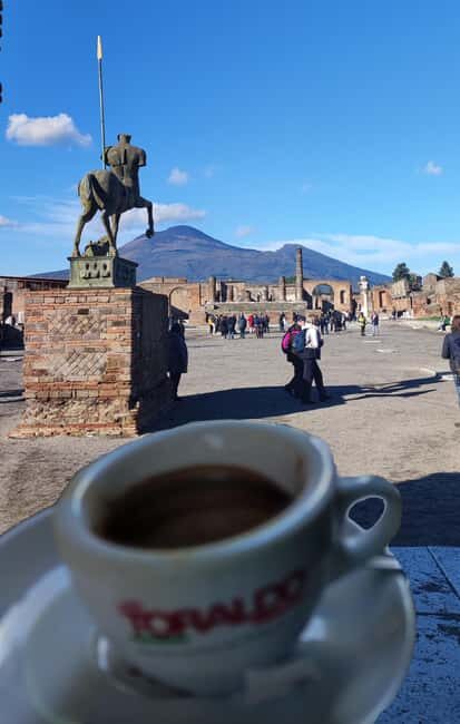 Pompeii Tour with Archaeological Expert and Lunch - First stop: Finding the guide and getting into Pompeii quickly