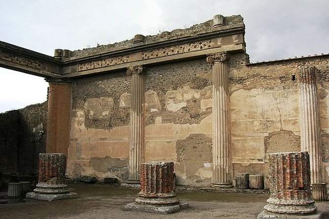 Pompeii tour with archaeologist - Stop 3: The Basilica—Pompeii’s monumental “business and justice” building